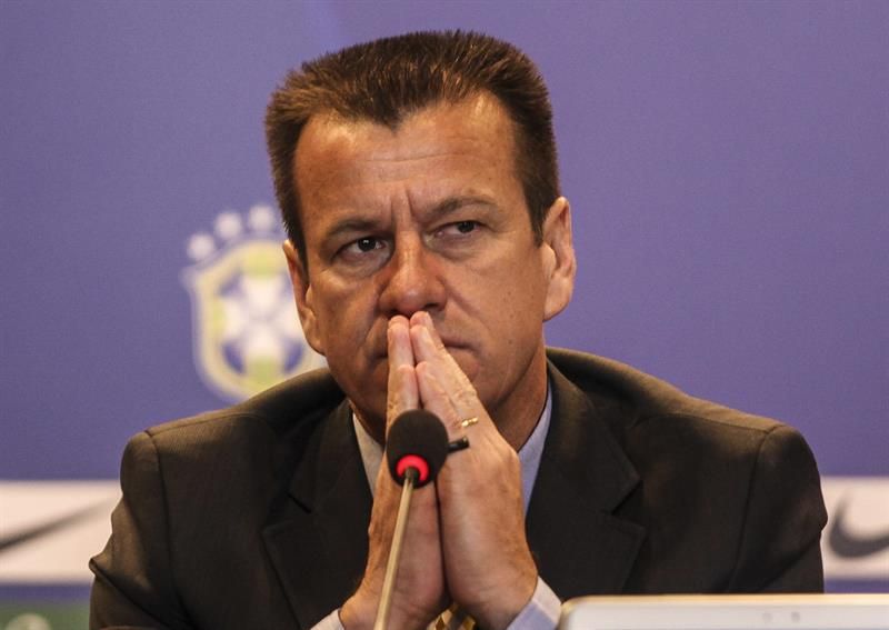 "Tem que cobrar, xingar", exige Dunga dos jogadores da seleção em campo | EFE