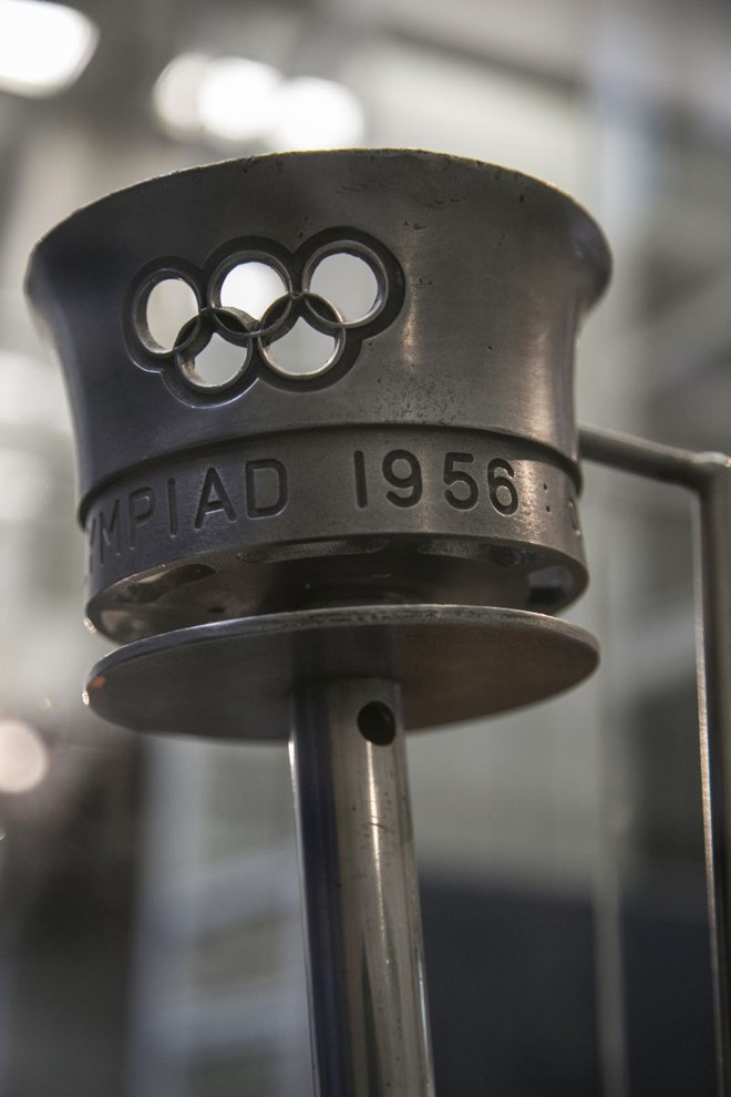 Tocha dos Jogos de 1956: A Olimpíada de 1956 foi a única a ser disputada em dois países. Por causa das severas restrições sanitárias australianas, as competições equestres tiveram de ser disputadas em Estocolmo, na Suécia, ao invés de Melbourne. Como os cavalos teriam de cumprir um período muito longo de quarentena para entrar na Austrália, não daria tempo de as provas serem realizadas na sede oficial. Uma das raras tochas dos Jogos Olímpicos Equestres de Escolmo está na Exposição Esporte em Movimento | 