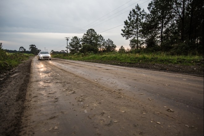 Asfaltamento da PR-364, entre São Mateus do Sul à Irati, é promessa política há anos. Na foto, trecho da rodovia perto de Rebouças |