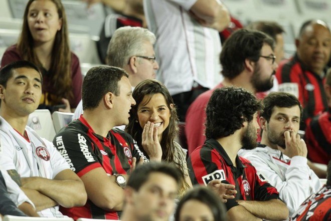 Torcida do Atlético no jogo contra o Internacional na Baixada |