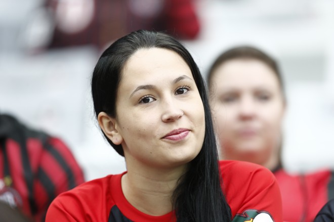 Torcedora aguarda início da partida | 