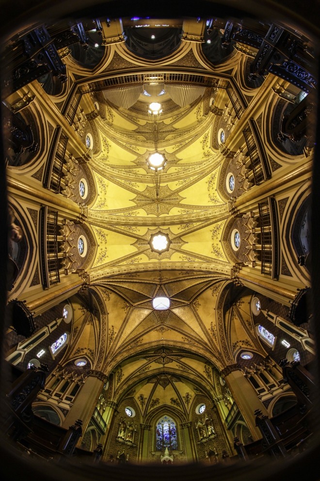 Detalhes da arquitetura neogótica da catedral | 