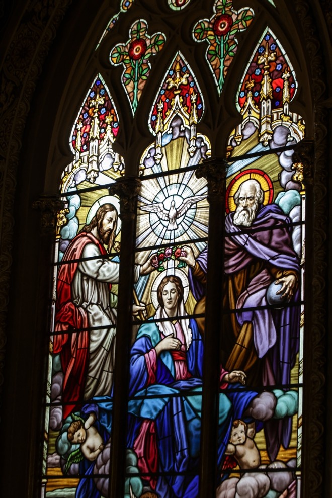 Vitral edificado na década de 30 retrata a Coroação de Nossa Senhora | 