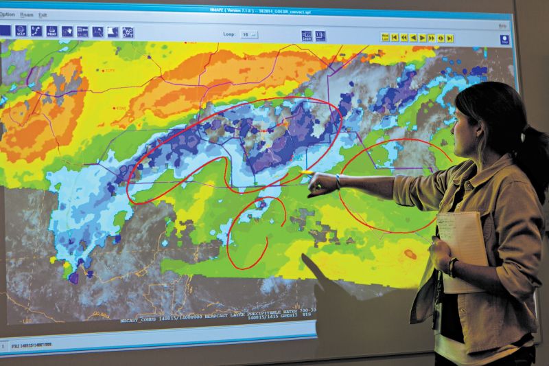 Meteorologistas do Centro Meteorológico da Aviação, em Kansas City (Missouri), fornecem a cada duas horas previsões sobre chuvas e tempestades para as companhias aéreas | Fotos: Dan Gill para The New York Times