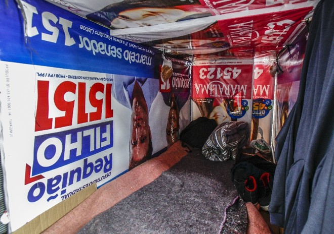 Sem-teto utilizaram cavaletes e banners de candidatos às eleições deste ano para fazer barracos improvisados |