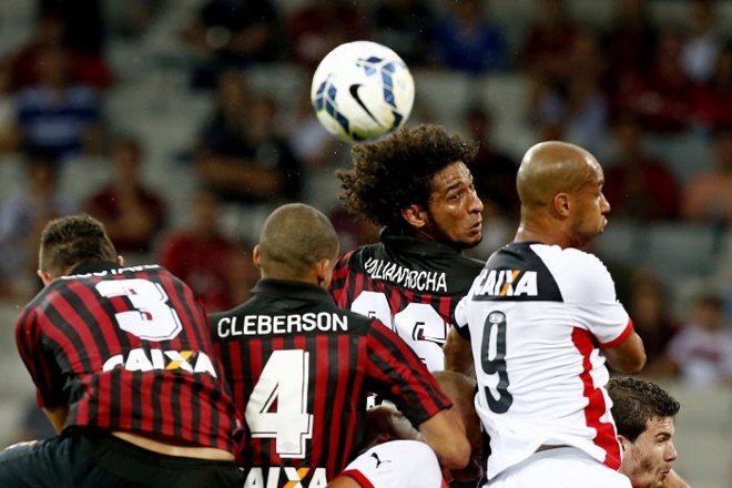 Willian Rocha sobe para espantar a bola da defesa do Atlético diante do Vitória |