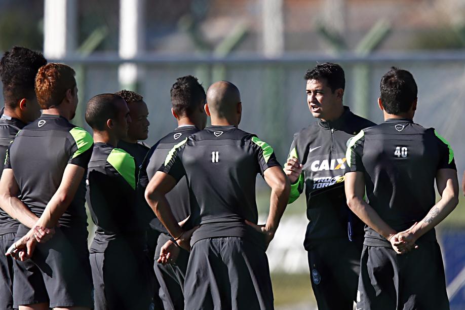 Marquinhos Santos orienta os jogadores do Coritiba: treinador espera corrigir os erros para o clássico com o Atlético | Albari Rosa / Gazeta do Povo
