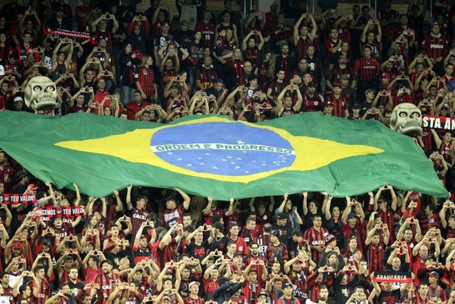 Torcida do Atlético no jogo contra o Internacional na Baixada |