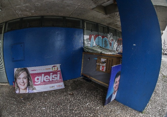 Sem-teto utilizaram cavaletes e banners de candidatos às eleições deste ano para fazer barracos improvisados |