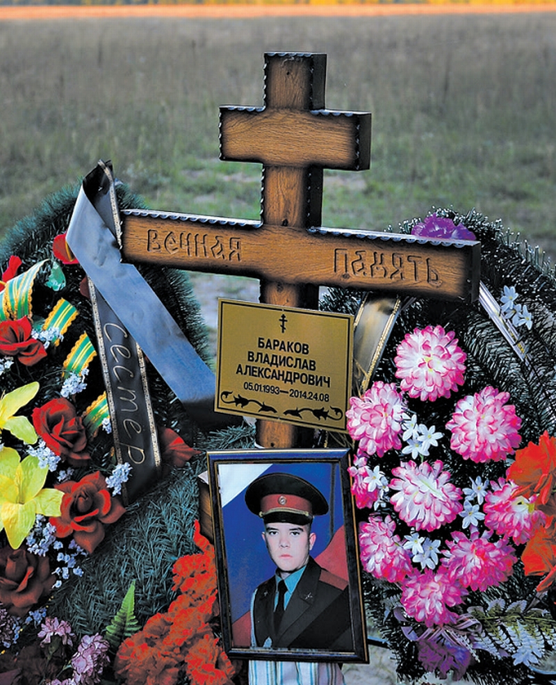 Placa no túmulo de Vladislav Barakov informa que ele morreu em 24 de agosto, porém não diz onde e como | James Hill PARA The New York Times