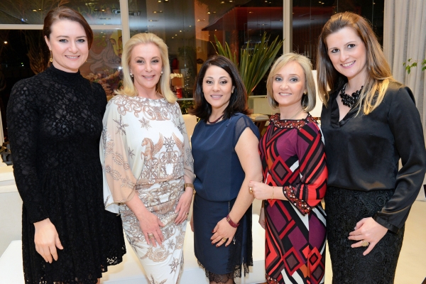 Ingrid Moskalewski e Jordana Fraga (nas pontas), gerentes da Artefacto Curitiba, com a decoradora Angela Russi (de vestido claro) e as arquitetas Cristiane Maciel (de azul marinho) e Sony Luczysyn no coquetel de lançamento das novas vitrines da loja, durante movimentado coquetel na quinta-feira | Gerson Lima
