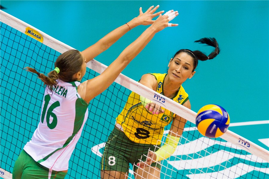 Jaqueline ataca durante o duelo com a Bulgária | Divulgação / FIVB