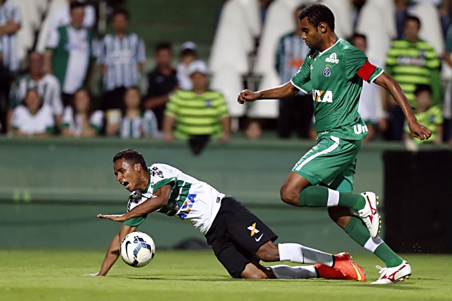 Élber, que deu assistência para o gol de Joel, sofre falta | 