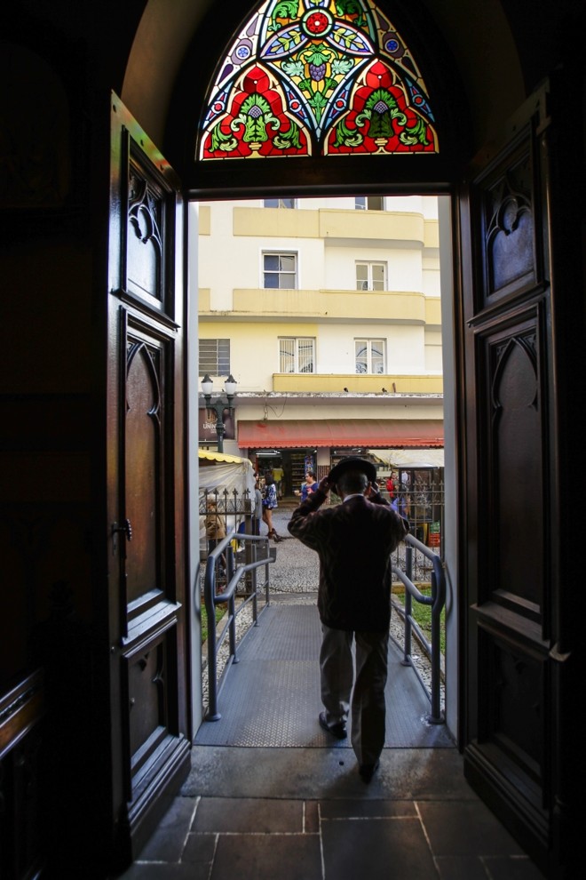 Demonstração de fé: fiéis visitam a catedral todos os dias | 