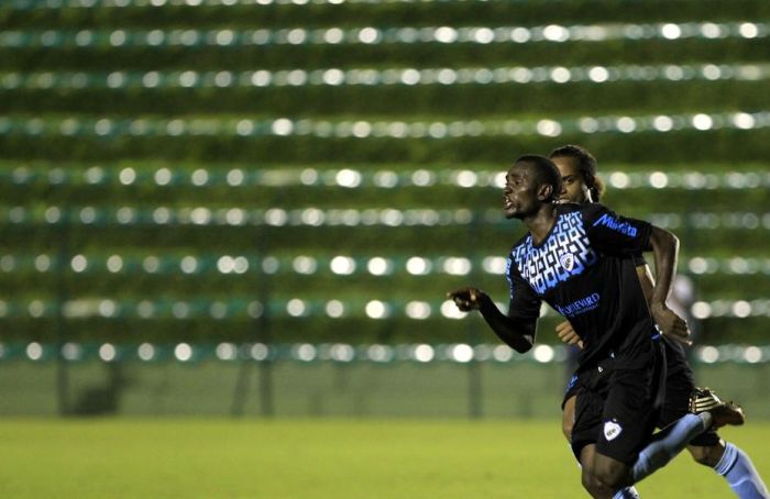 Camaronês Joel, do Londrina, pode ser o próximo reforço do Coritiba | Daniel Castellano / Gazeta do Povo