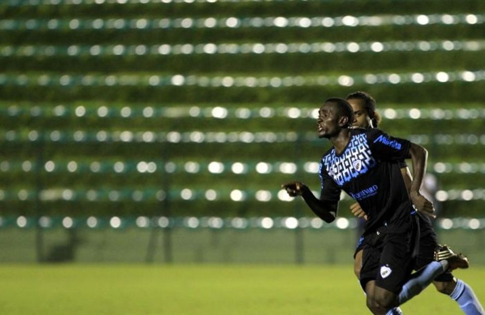 Coritiba negocia com camaronês Joel, do Londrina Camaronês Joel, do Londrina, pode ser o próximo reforço do Coritiba | Daniel Castellano / Gazeta do Povo