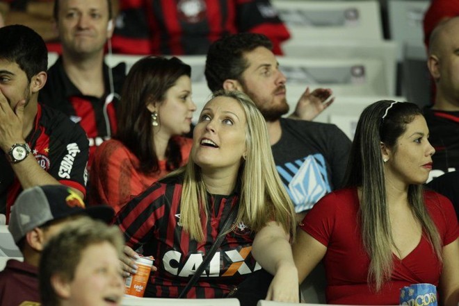 Torcida do Atlético no jogo contra o Internacional na Baixada |