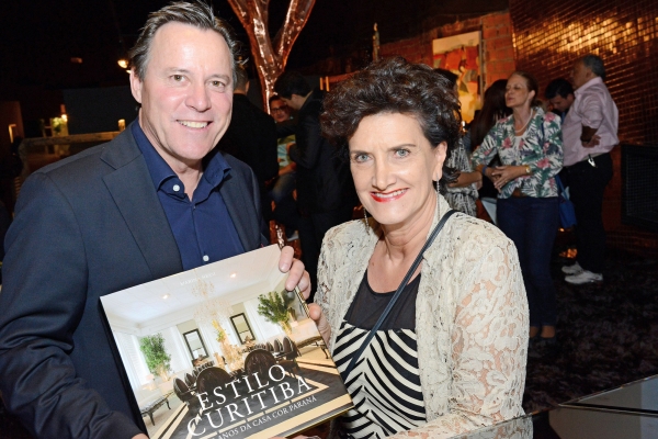 Hans Peter Heller, diretor da Stobag, ganhou de Marina Nessi um exemplar do livro em comemoração aos 20 anos da Casa Cor Paraná no coquetel promovido pela loja de móveis planejados Marel, na quinta-feira | Kelly Knevels