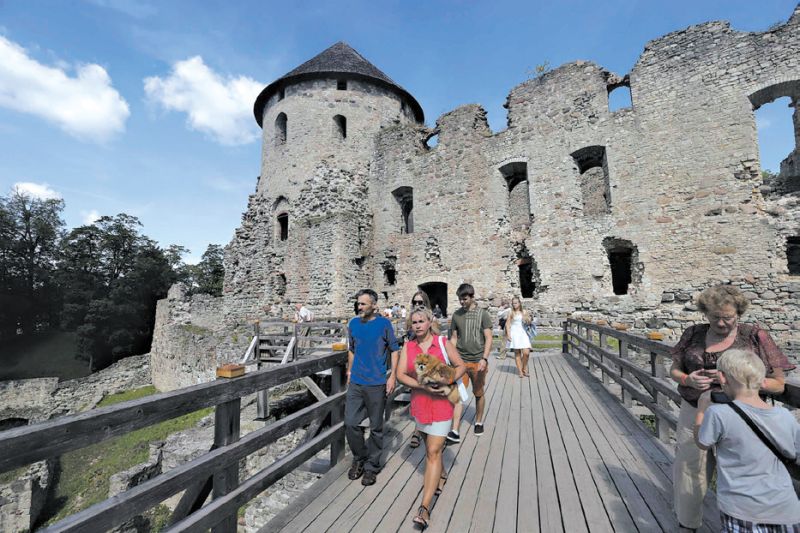 Castelo em Cesis; país, que é a capital portuária do Mar Báltico, declarou a sua independência da antiga União Soviética em 1991, junto com a Estônia e a Lituânia | Ints Kalnins/Reuters