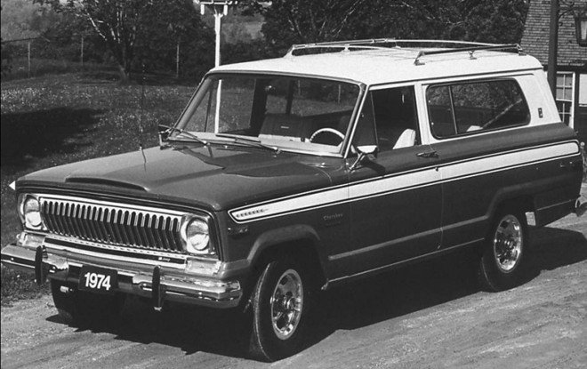 O primeiro Jeep Cherokee foi lançado em 1974. Era a versão duas portas do utilitário Wagoneer e tinha motores V6 e V8 |