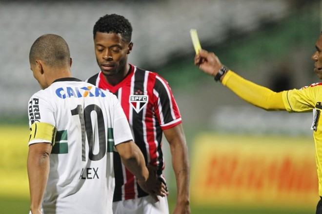 Amarelo na partida contra o São Paulo tira Alex do próximo jogo do Coritiba, contra o Sport |