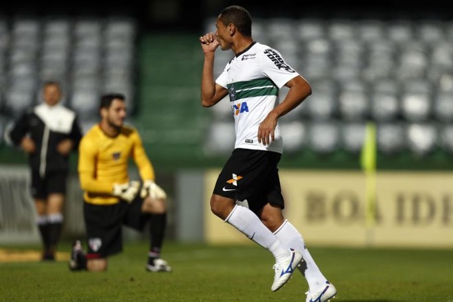 Helder comemora o primeiro gol do Coritiba diante do São Paulo |