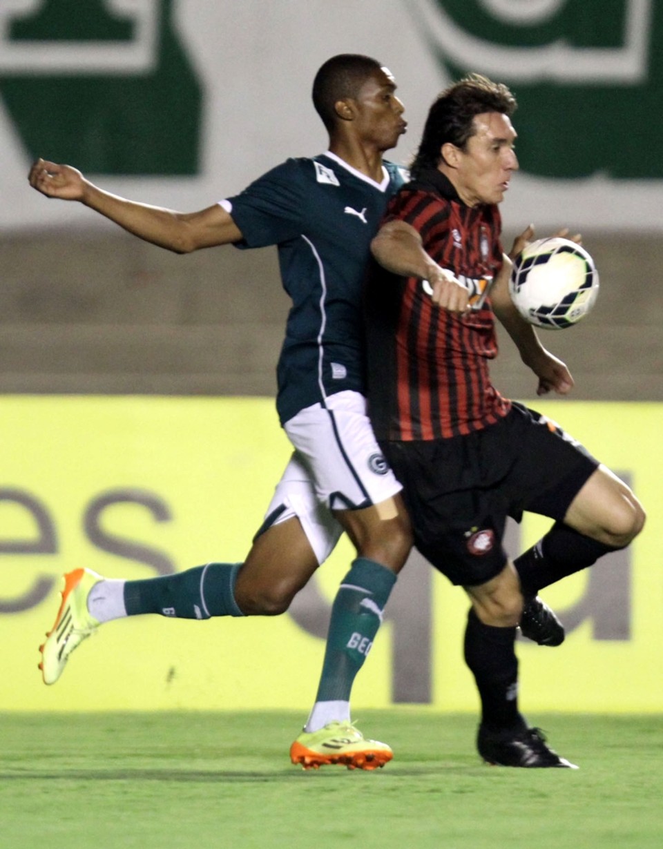 Atlético perde a quarta e leva carga extra à Arena O atacante Cléo, autor do único gol atleticano, é pressionado pelo volante goiano Thiago Mendes | Carlos Costa/ Futura Press