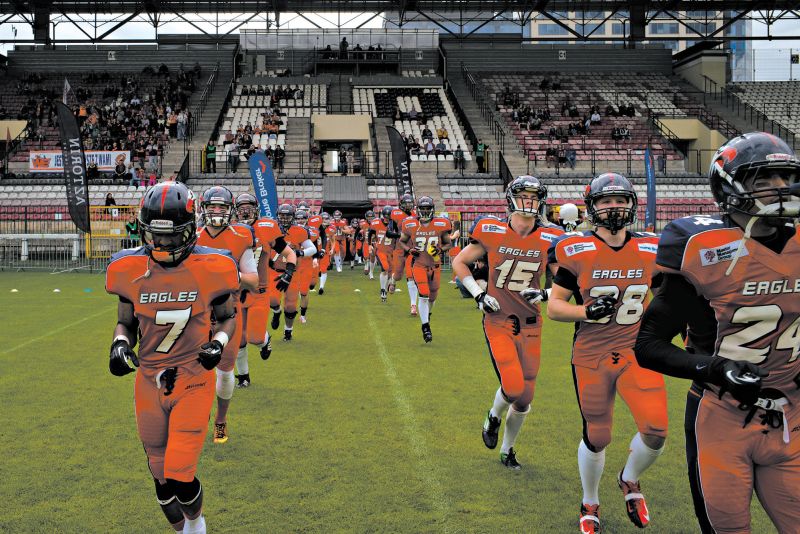 Liga de futebol americano supera 70 times. Warsaw Eagles | Fotos: Maciek Nabrdalik para The New York Times