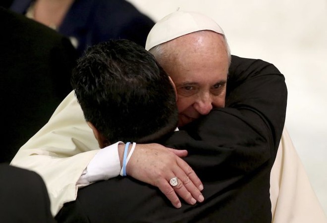 Papa Francisco abraça o conterrâneo Maradona antes do Jogo da Paz | 