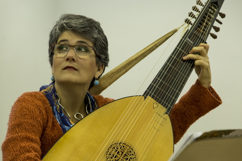 Ao dedilhar a teorba e suas 14 cordas, Silvana traz o universo histórico da música para mais perto da garotada | Henry Milléo/ Gazeta do Povo