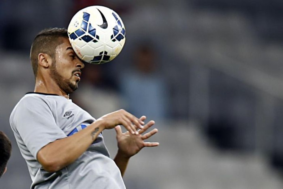 Dellatorre ainda se recupera de pancada no tornozelo e desfalca o Atlético em mais duas partidas | Albari Rosa / Gazeta do Povo