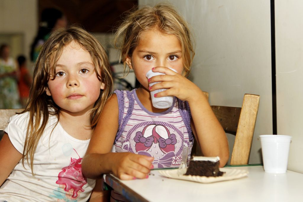Meninas ganham bolo na ação de solidariedade pelo Dia das Crianças | Antonio More / Gazeta do Povo