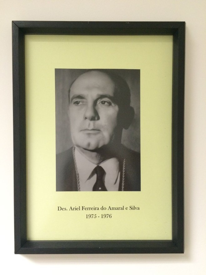 Des. Ariel Ferreira do Amaral e SilvaAinda acadêmico, exerceu a função de promotor público em Araucária. Em 1936, foi nomeado promotor público de Araucária. Em 1936, foi nomeado juiz municipal de Colombo, e removido para Araucária em 1938. Em 1940, prestou concurso, sendo nomeado juiz de direito. Em agosto de 1966, foi nomeado para o cargo de desembargador, quando em 1975 foi eleito 1.º vice-presidente e em 1977 presidente do Tribunal de Justiça. Ao deixar a presidência do Tribunal de Justiça, se aposentou em março de 1979, após 47 anos dedicados à Justiça. No magistério, lecionou a disciplina de Direito Romano na Faculdade de Direito da Universidade Católica do Paraná, da qual foi um dos fundadores. Faleceu em 5 de julho de 2002, em Curitiba. |