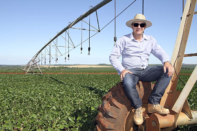 Neimar Schuster produz soja em 950 hectares irrigados: aposta no material registrado, que hoje cobre um terço das lavouras | Christian Rizzi/gazeta Do Povo