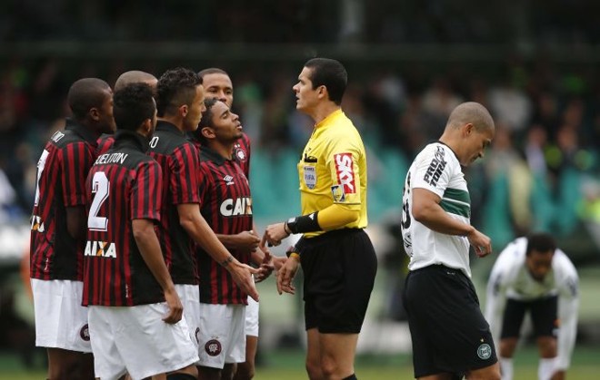 Jogadores do Atlético reclamam de falta marcada em Alex, do Coritiba |