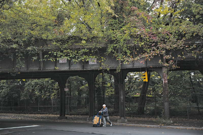 Uma linha férrea abandonada no Queens e a representação artística de um projeto do parque | Damon Winter/The New York Times