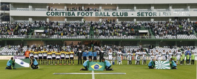 Coritiba e Criciúma alinhados antes do início do duelo no Couto | 