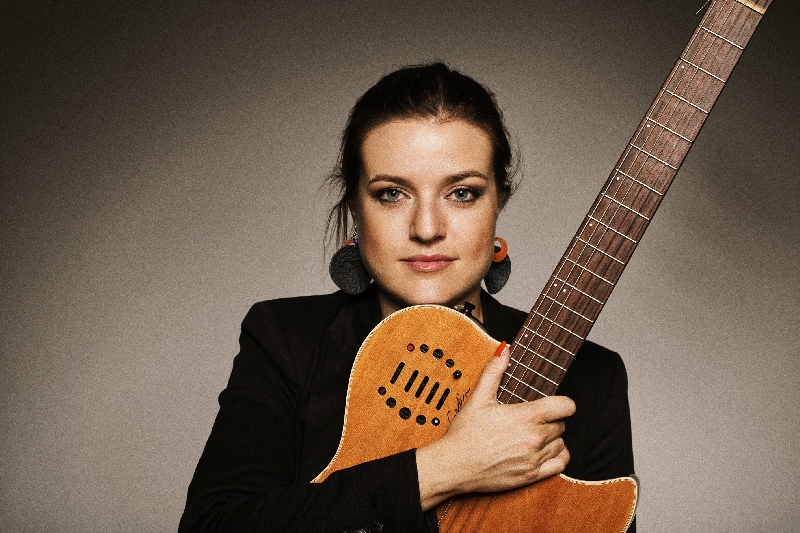 Voltado para a MPB, o primeiro disco da cantora apresenta ritmos brasileiros desconstruídos e tocados por instrumentos como o cajón | Sergio Lopez/Divulgação