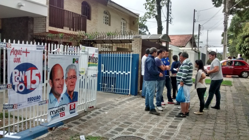 Funcionários em frente ao antigo comitê de Requião no Jardim Social: sem explicação para o atraso | André Rodrigues/ Gazeta do Povo