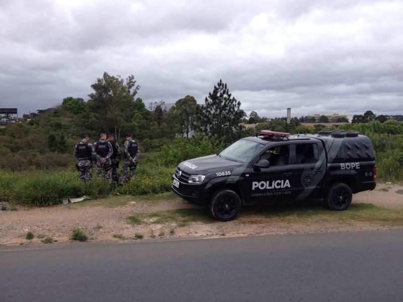 Policiais fizeram buscas em matagal atrás do Centro Politécnico da UFPR | Rodrigo Batista/Gazeta do Povo