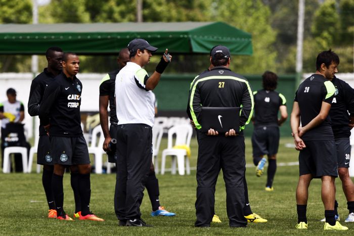 Antes do treino desta terça-feira, técnico Marquinhos Santos conversou bastante com os jogadores do Coritiba | André Rodrigues / Gazeta do Povo