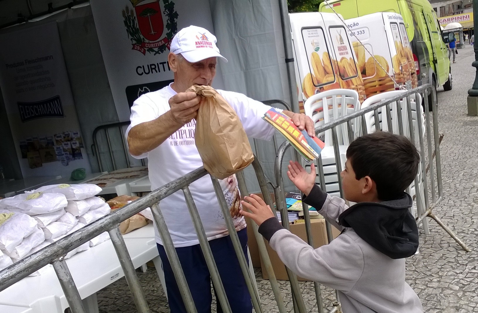 Expectativa do sindicato é arrecadar cerca de 3 mil livros e distribuir 14 mil pães | Aniele Nascimento / Agência de Notícias Gazeta do Povo