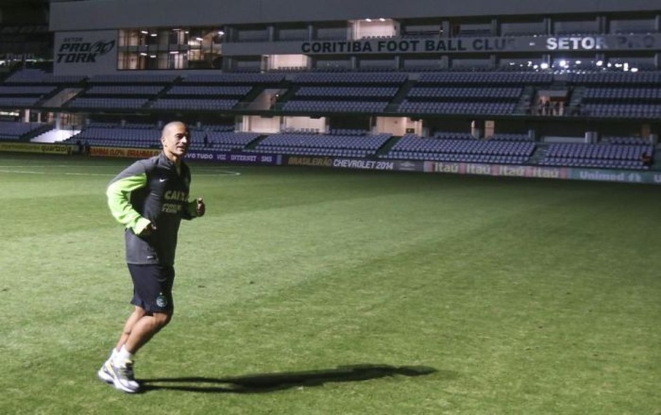 Alex corre diante do novo setor do Couto Pereira: ídolo alviverde é sócio do Coritiba e foi sorteado em promoção do clube | Daniel Castellano / Gazeta do Povo