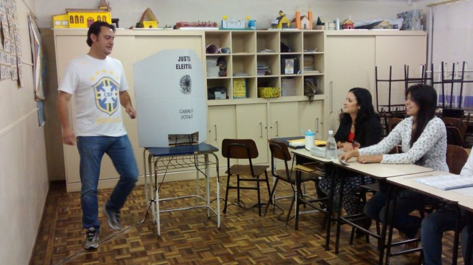 O deputado estadual Ratinho Junior (PSC) votou em Santa Felicidade, em Curitiba, na manhã deste domingo (26). | Camile Cardoso / Gazeta do Povo