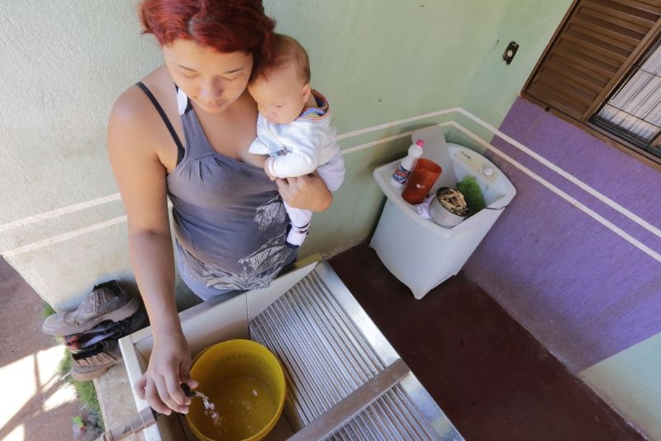 Sem caixa dágua em casa, Ana Paula, moradora de Paiçandu, precisa guardar a água em baldes para usar depois | Ivan Amorim/Gazeta do Povo