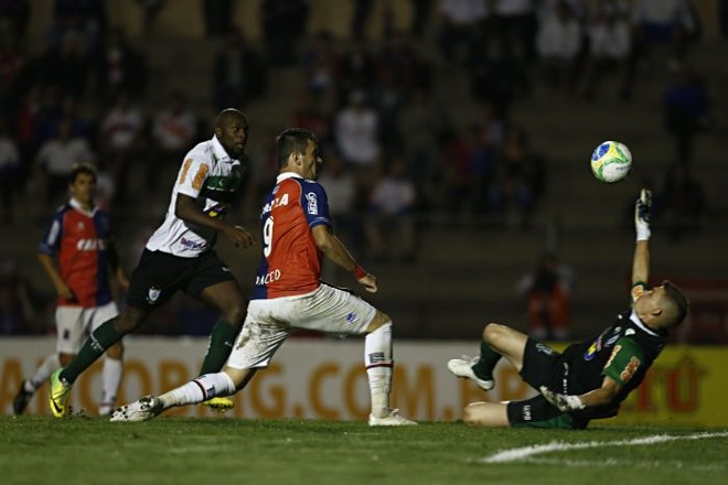 Giancarlo aproveita o rebote para marcar o gol do Paraná diante do América-Mg |