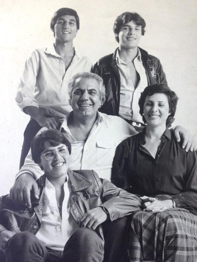 Beto Richa, no canto direito superior, junto com o pai - o ex-governador José Richa -, a mãe Arlete e os irmãos |