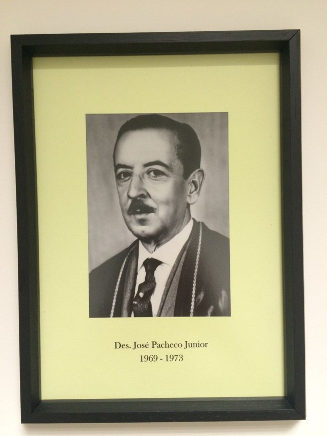 Des. José Pacheco JuniorIniciou sua carreira em 1932, ainda como acadêmico, na função de adjunto de promotor público na comarca de Prudentópolis. No ano seguinte, foi designado para o cargo de juiz municipal de Siqueira Campos, até 1937, quando foi removido para a Comarca de Morretes. Em 1938, prestou concurso, sendo nomeado para a comarca de Tibagi. Foi nomeado desembargador do TJ-PR em dezembro de 1961. Chegou a ser presidente, vice-presidente e corregedor do Tribunal Regional Eleitoral. Ocupou o cargo de vice-presidente do Tribunal de Justiça do Paraná durante a gestão 1969 a 1973. Foi um dos fundadores da Associação dos Juizes do Paraná, entidade que posteriormente passou a se chamar Associação dos Magistrados do Paraná (Amapar). No magistério, lecionou a disciplina de Direito Civil na Faculdade de Direito de Curitiba. Foi aposentado compulsoriamente em 30 de maio de 1973, pelo AI 5, que entrou em vigor no dia 13 de dezembro de 1968. Faleceu em 28 de novembro de 1975. |
