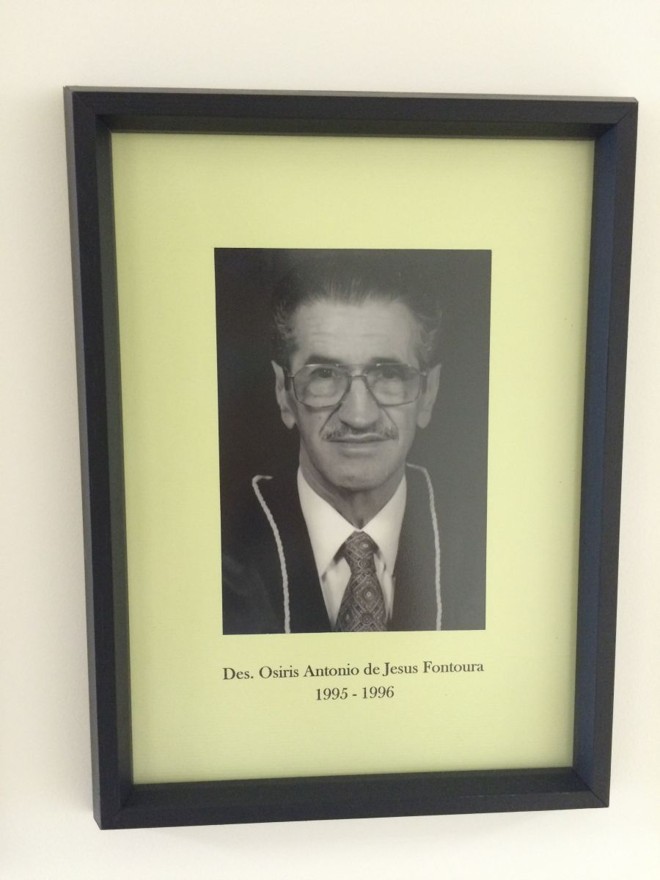 Des. Osiris Antonio de Jesus FontouraIniciou sua carreira na magistratura em dezembro de 1959, quando foi nomeado juiz substituto. Em julho de 1979, foi nomeado juiz do Tribunal de Alçada e, em janeiro de 1987, foi nomeado para o cargo de desembargador do Tribunal de Justiça do Paraná, onde foi vice-presidente no biênio 1995/96 e corregedor na gestão 1999 a 2000. Exerceu o Magistério Superior lecionando a disciplina de Direito Civil, na Faculdade de Direito de Ponta Grossa e, posteriormente, na Pontifícia Universidade Católica do Paraná. Aposentou-se em 10 de janeiro de 2002. Faleceu no dia 12 de abril de 2012, em Curitiba. |