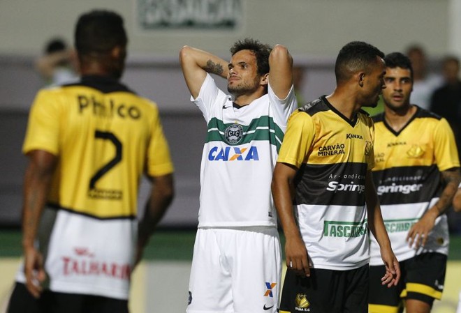 Norberto perdeu chance clara de gol logo no início do jogo | 